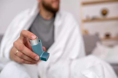 Comprendre l’asthme : symptôme, cause, traitement de fond